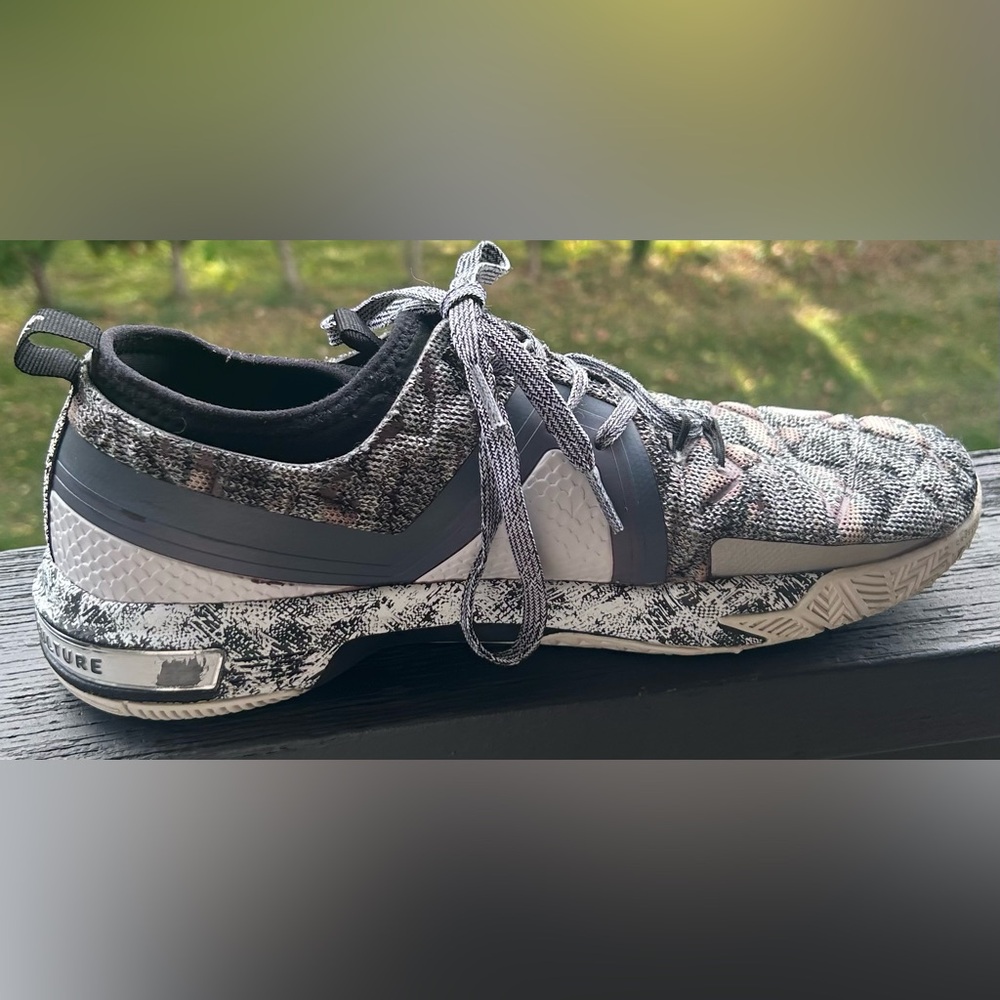 Men's Athletic Shoes in Black and Gray - Picture 6 of 9